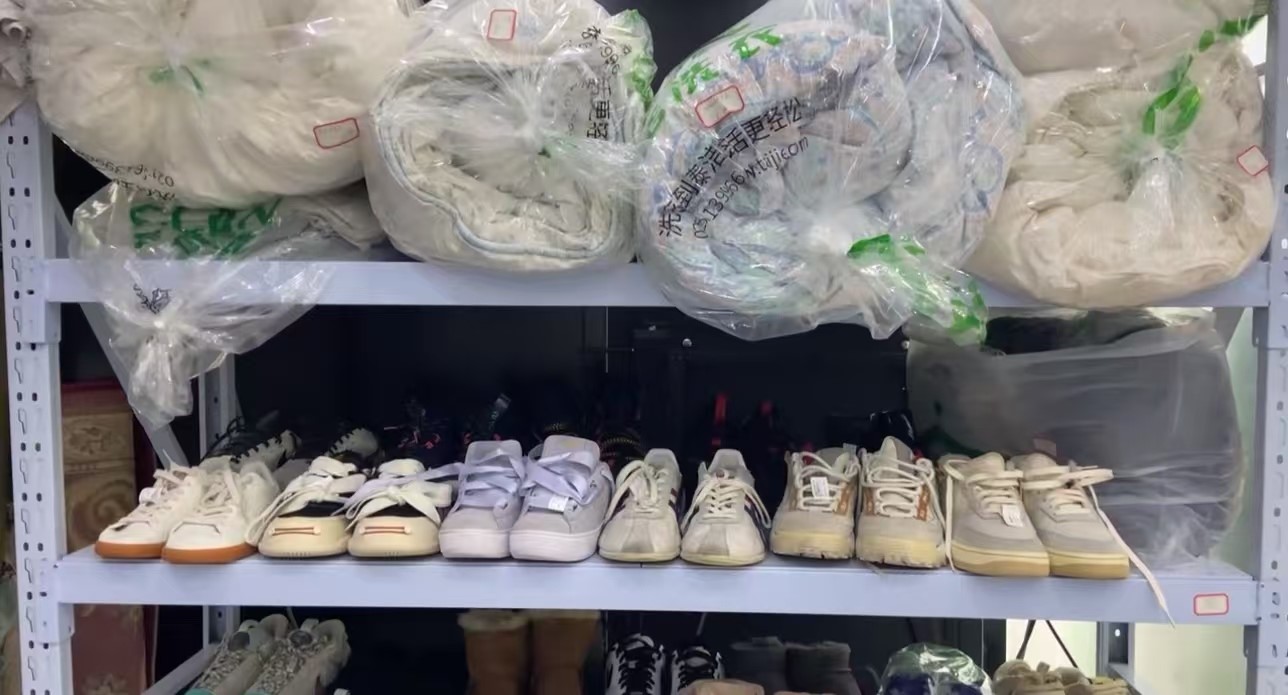 泰洁洗衣迎来旺季，门店生意火爆，待洗衣服爆棚